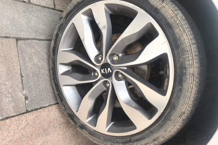 Used Kia K5 2015 2.0L Automatic LUX Left Front Wheel Hub