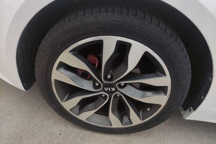 Used Kia K5 2015 2.0L Automatic LUX Left Front Wheel Hub