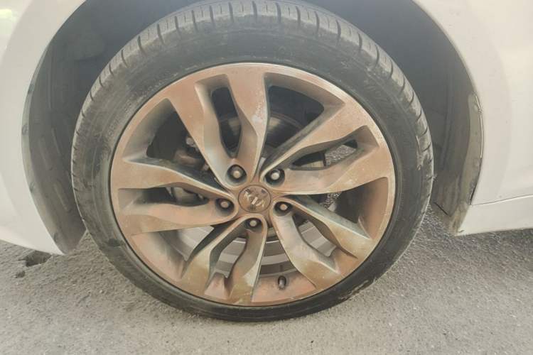 Used Kia K5 2015 2.0L Automatic LUX Left Front Wheel Hub