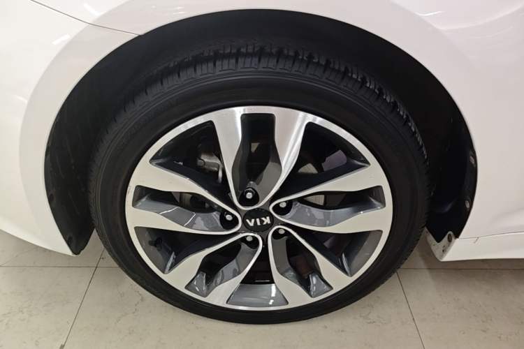 Used Kia K5 2015 2.0L Automatic LUX Left Front Wheel Hub