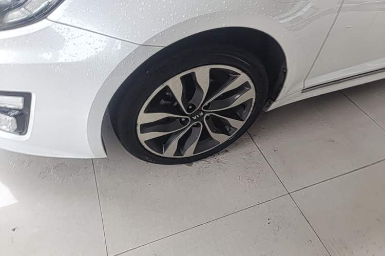 Used Kia K5 2015 2.0L Automatic LUX Left Front Wheel Hub