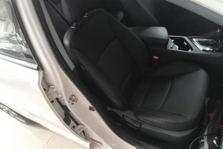 Used Kia K5 2015 2.0L Automatic LUX Right Front Seat