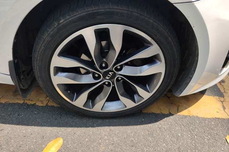 Used Kia K5 2015 2.0L Automatic LUX Right Front Wheel Hub
