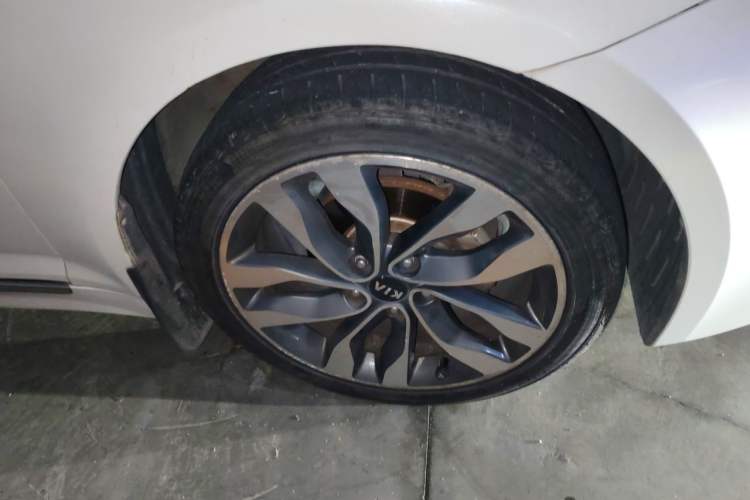 Used Kia K5 2015 2.0L Automatic LUX Right Front Wheel Hub