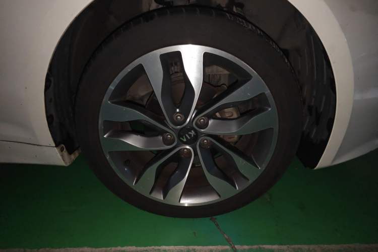 Used Kia K5 2015 2.0L Automatic LUX Right Front Wheel Hub