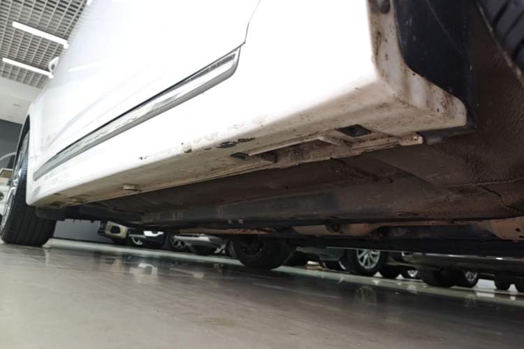 Used Kia K5 2015 2.0L Automatic LUX Right Side Sill
