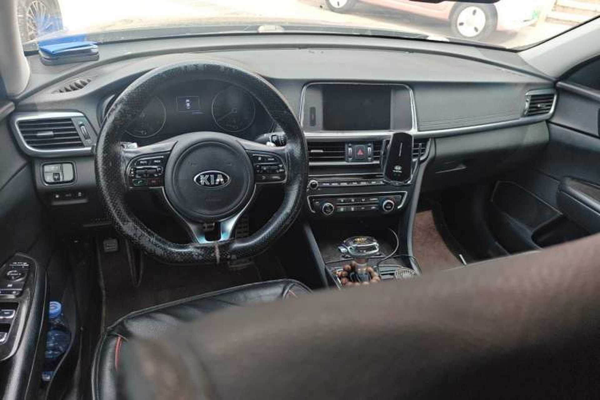 Used Kia K5 2016 1.6T Automatic LUX Center Console