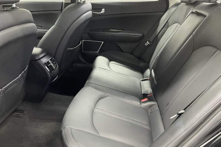 Used Kia K5 2016 1.6T Automatic LUX Interior 4