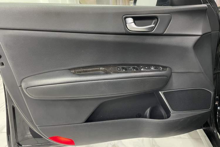 Used Kia K5 2016 1.6T Automatic LUX Interior 5