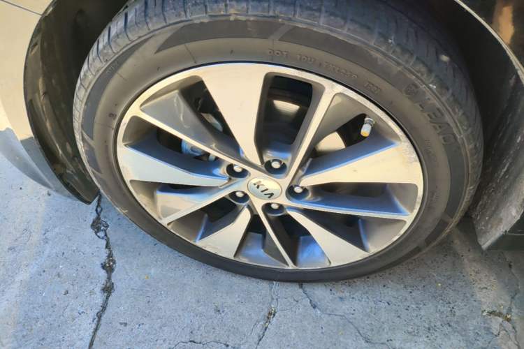 Used Kia K5 2016 2.0L Automatic LUX Left Front Wheel Hub