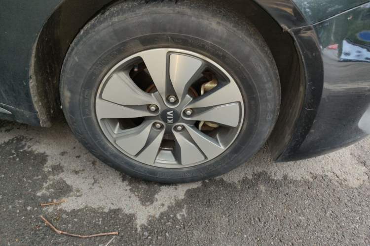 Used Kia K5 2016 2.0L Hybrid GLS Right Front Wheel Hub