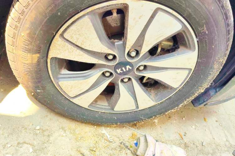 Used Kia K5 2016 2.0L Hybrid GLS Right Front Wheel Hub