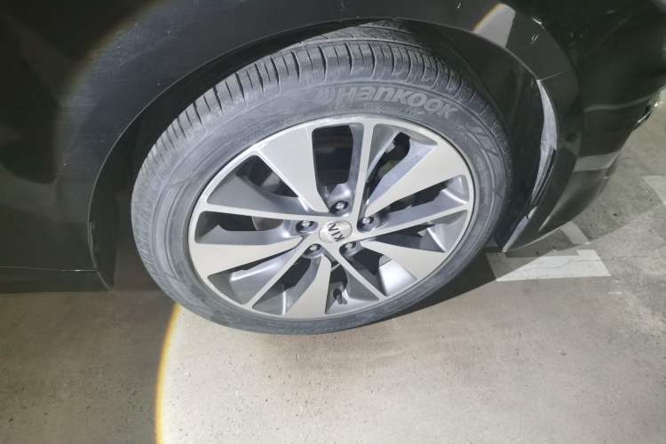 Used Kia K5 2016 2.0L Automatic LUX Right Front Wheel Hub