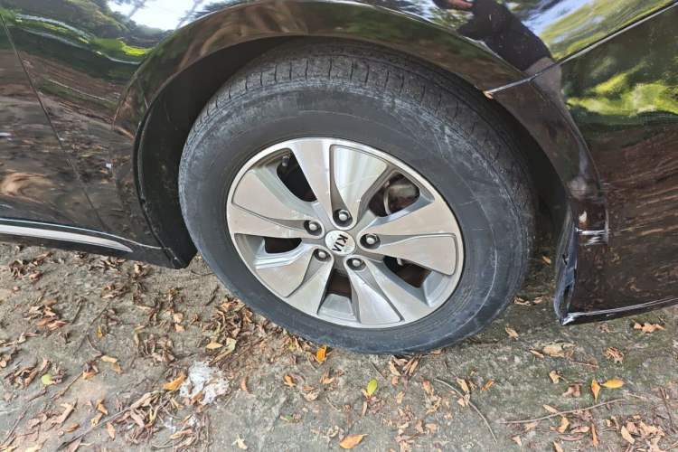 Used Kia K5 2016 2.0L Hybrid GLS Right Front Wheel Hub
