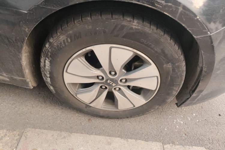Used Kia K5 2016 2.0L Hybrid GLS Right Front Wheel Hub