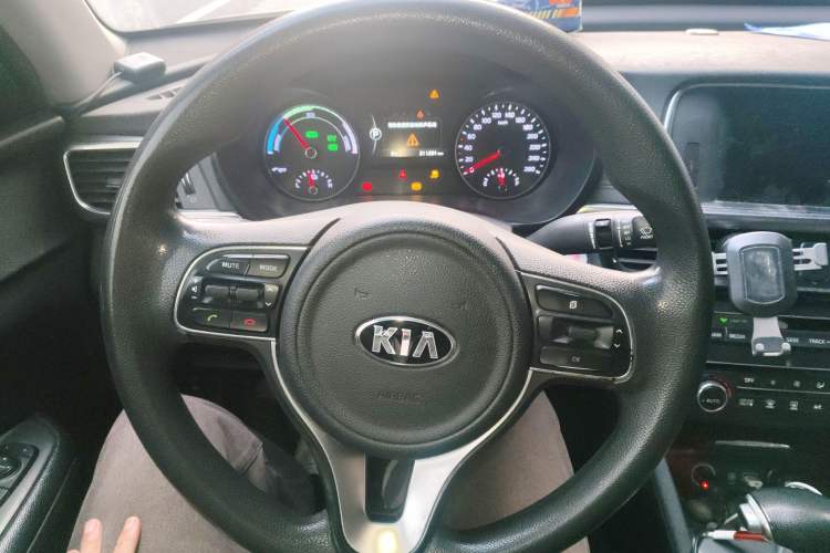 Used Kia K5 2016 2.0L Hybrid GLS Steering Wheel