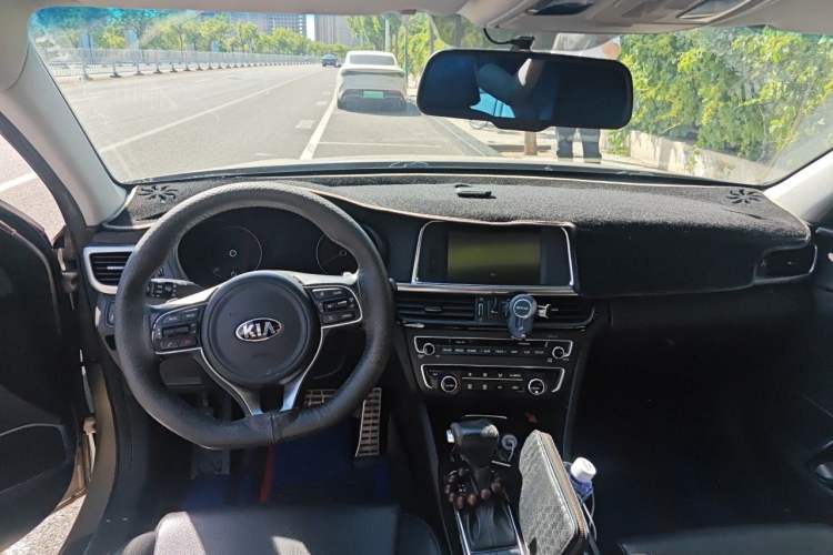 Used Kia K5 2016 1.6T Automatic LUX Center Console