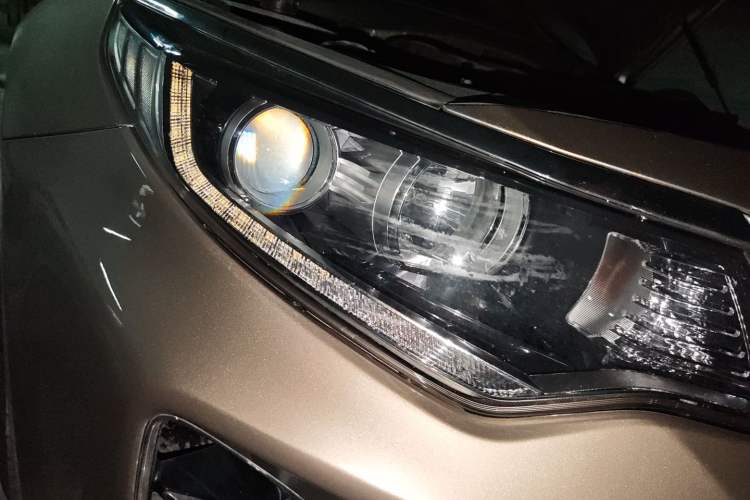 Used Kia K5 2016 1.6T Automatic LUX Right Front Headlight