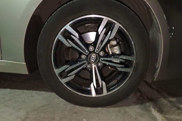 Used Kia K5 2016 1.6T Automatic LUX Right Front Wheel Hub