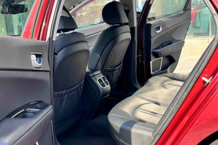 Used Kia K5 2016 1.6T Automatic LUX Interior 5