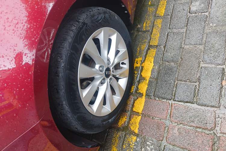 Used Kia K5 2016 1.6T Automatic LUX Left Front Wheel Hub