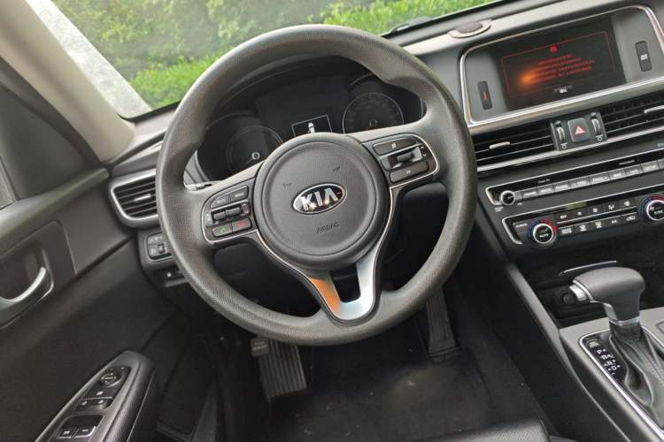Used Kia K5 2016 2.0L Hybrid GLS Steering Wheel