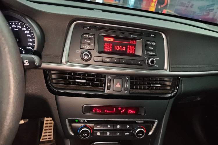Used Kia K5 2016 2.0L Automatic GLS Audio And AC Panel