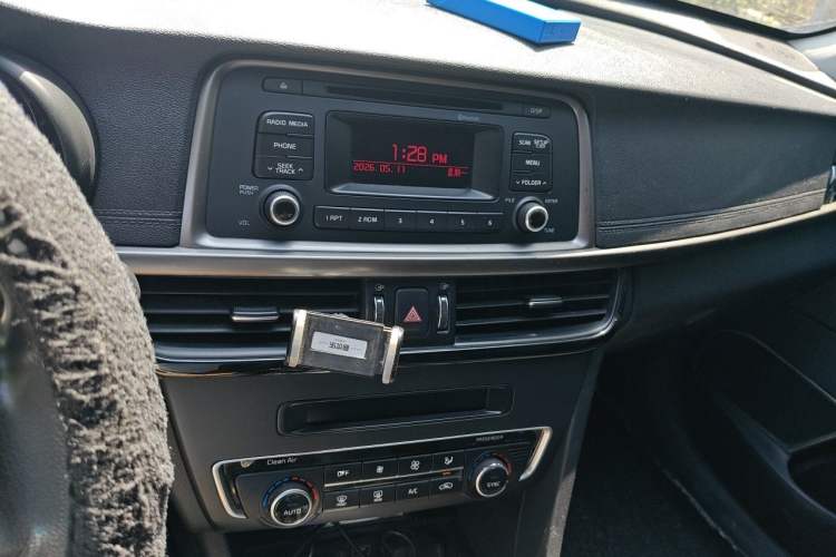 Used Kia K5 2016 2.0L Automatic GLS Audio And AC Panel