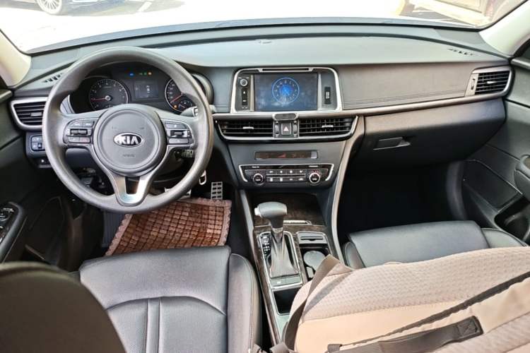 Used Kia K5 2016 2.0L Automatic GLS Center Console