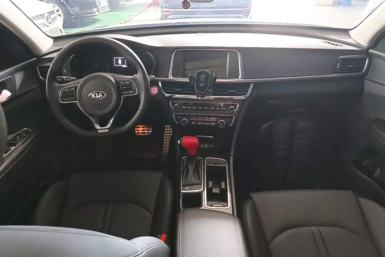 Used Kia K5 2016 1.6T Automatic LUX Center Console