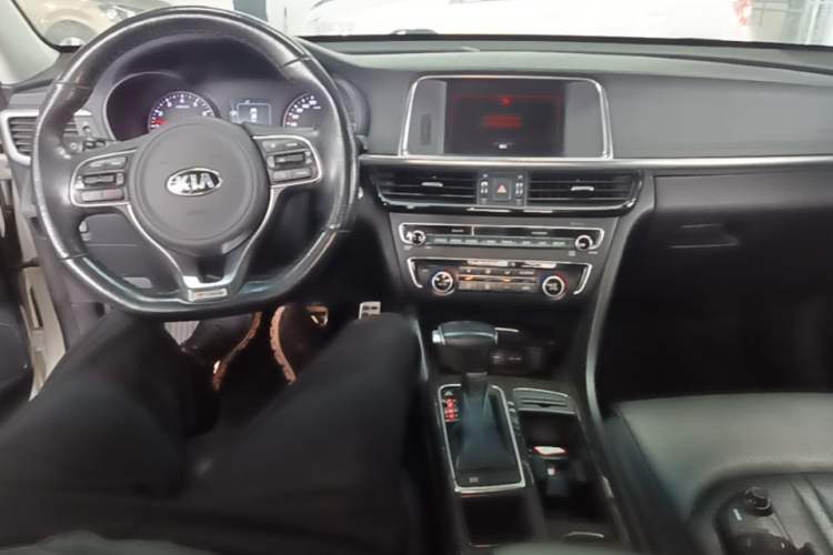Used Kia K5 2016 1.6T Automatic LUX Center Console
