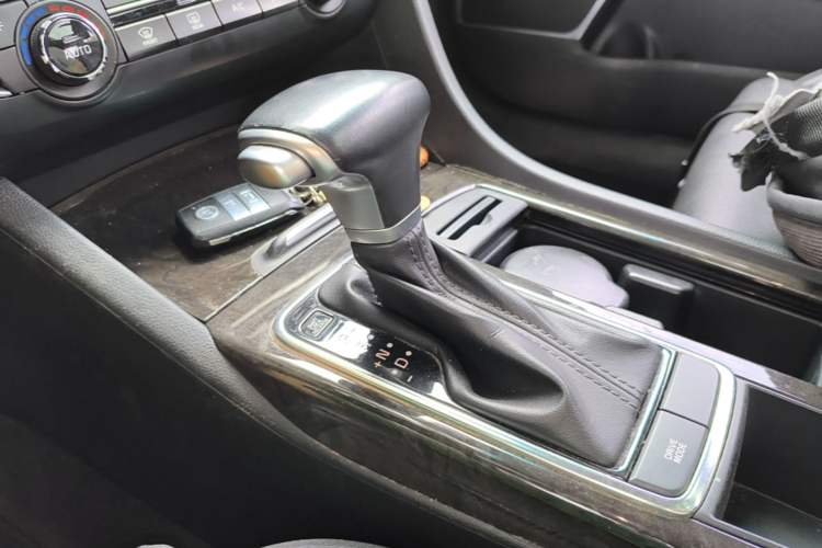 Used Kia K5 2016 1.6T Automatic LUX Gear Lever