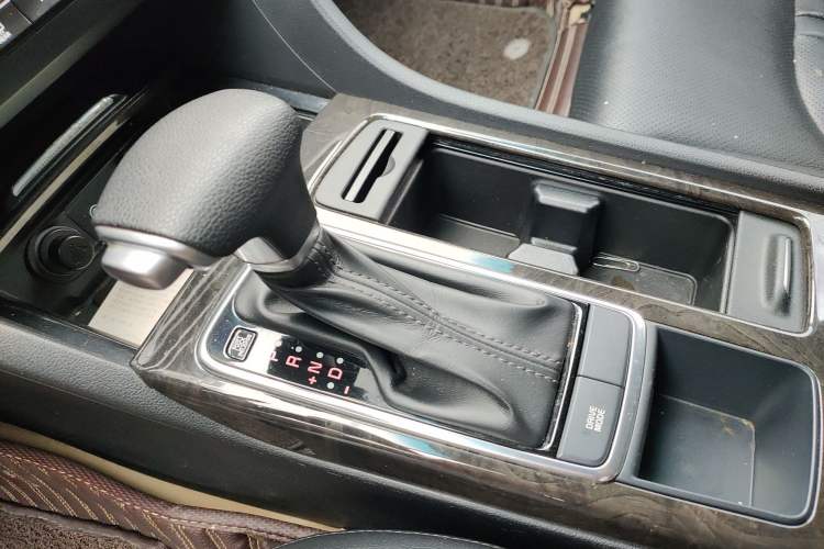 Used Kia K5 2016 2.0L Automatic GLS Gear Lever