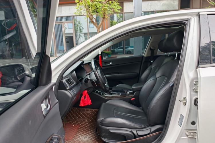 Used Kia K5 2016 1.6T Automatic LUX Interior 2