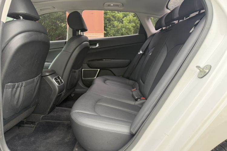 Used Kia K5 2016 1.6T Automatic LUX Interior 2