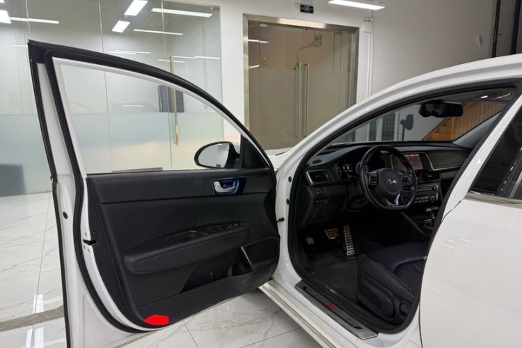 Used Kia K5 2016 1.6T Automatic LUX Interior 2