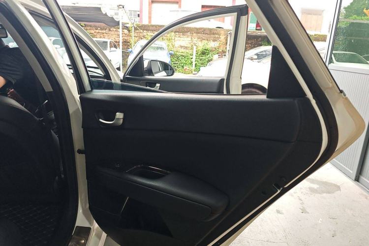 Used Kia K5 2016 2.0L Automatic GLS Interior 3