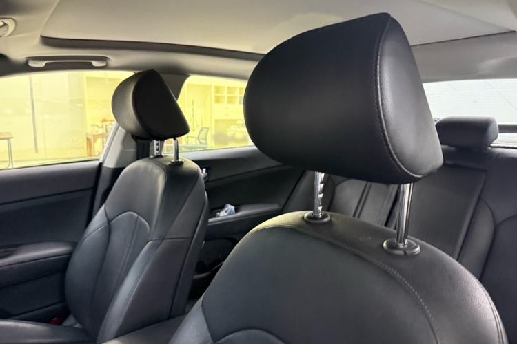 Used Kia K5 2016 1.6T Automatic LUX Interior 3