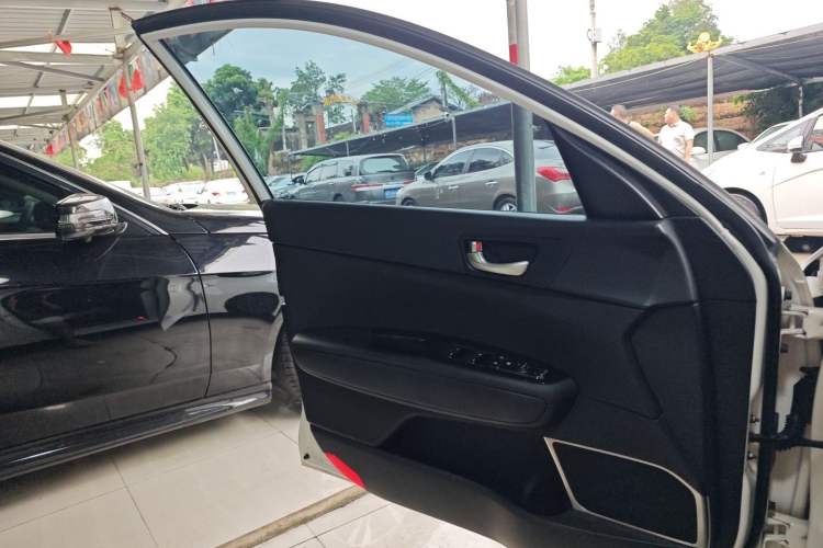 Used Kia K5 2016 2.0L Automatic GLS Interior 4