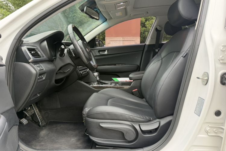 Used Kia K5 2016 1.6T Automatic LUX Interior 4