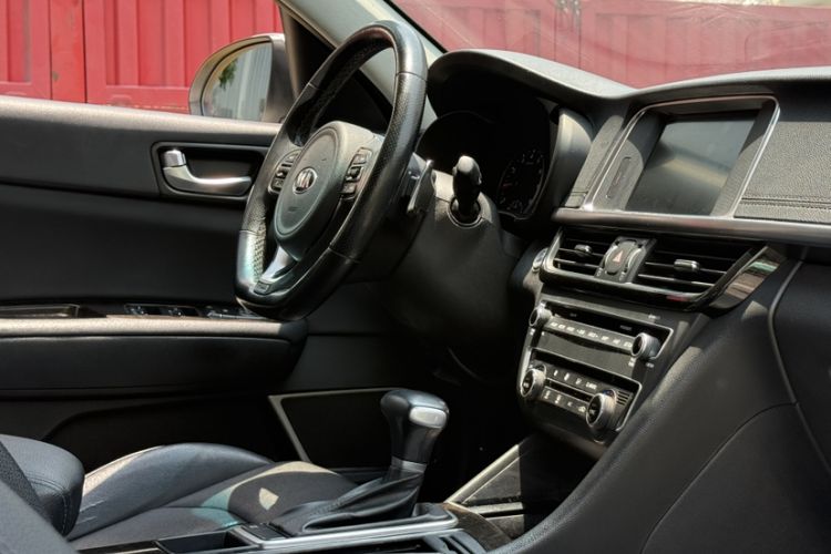 Used Kia K5 2016 1.6T Automatic LUX Interior 4