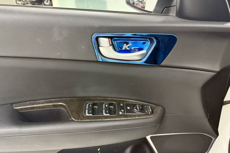 Used Kia K5 2016 1.6T Automatic LUX Interior 4