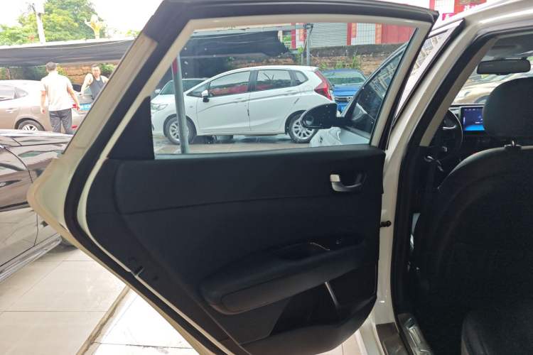 Used Kia K5 2016 2.0L Automatic GLS Interior 5