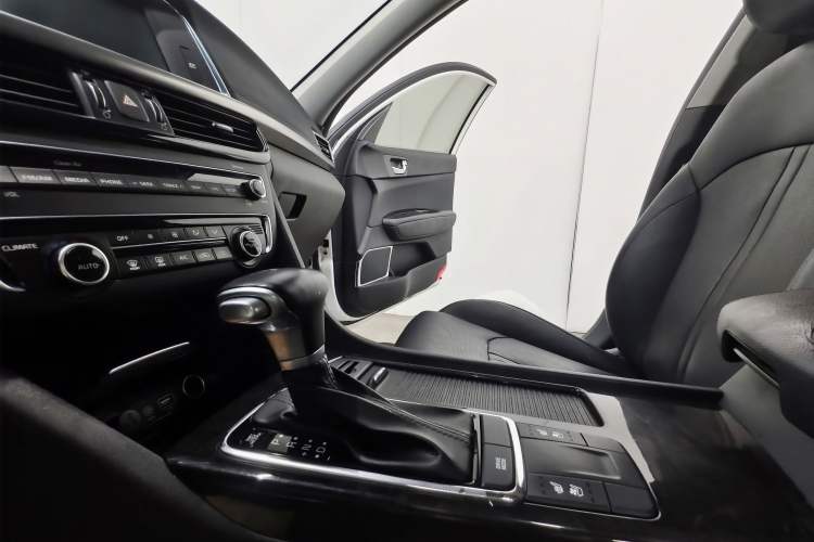 Used Kia K5 2016 1.6T Automatic PRM Interior 6