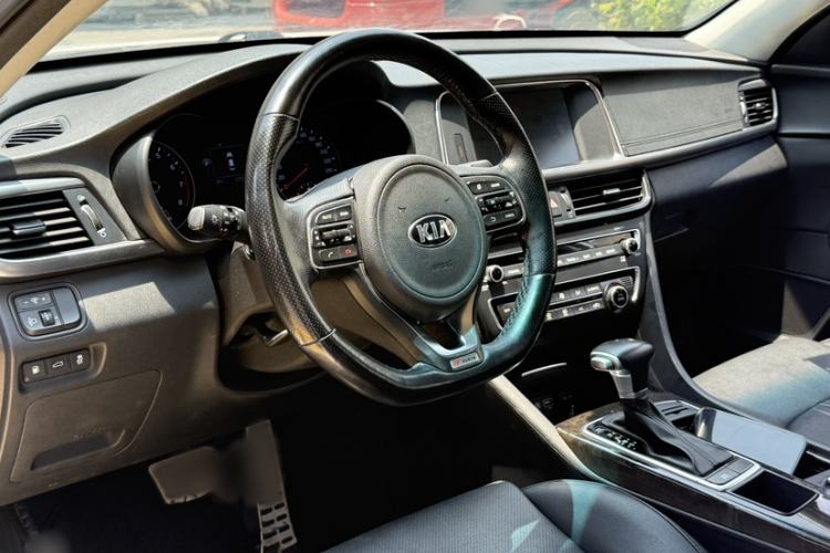 Used Kia K5 2016 1.6T Automatic LUX Interior 6