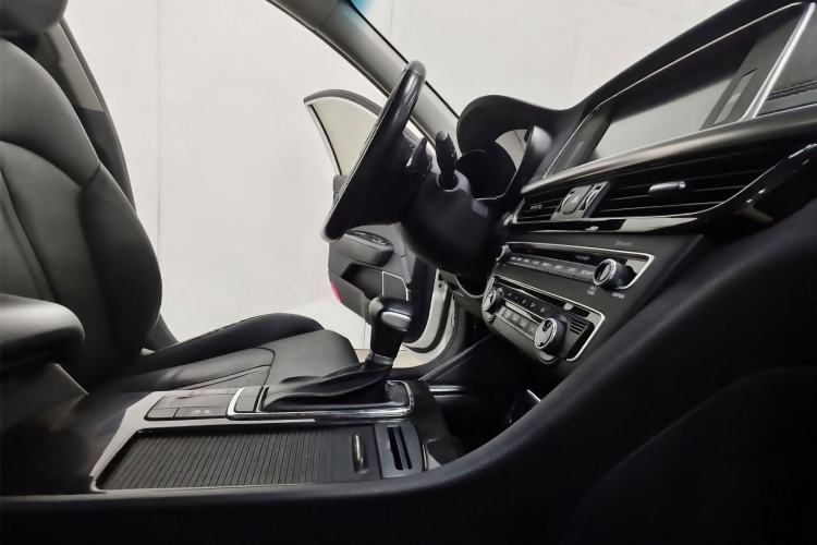 Used Kia K5 2016 1.6T Automatic PRM Interior 8