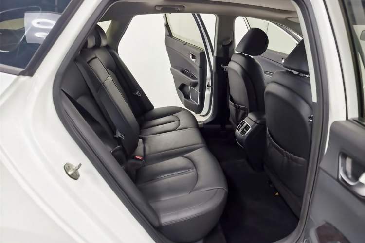 Used Kia K5 2016 1.6T Automatic PRM Interior 9