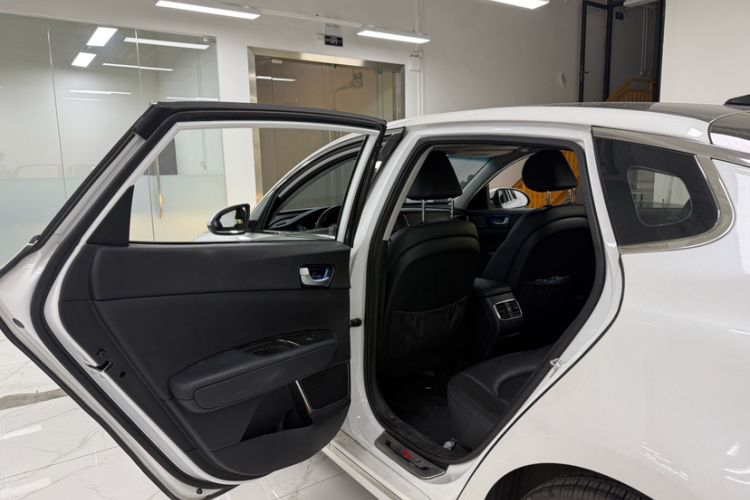 Used Kia K5 2016 1.6T Automatic LUX Interior 9
