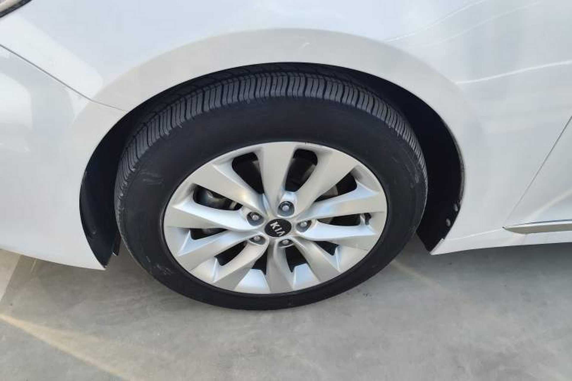 Used Kia K5 2016 1.6T Automatic LUX Left Front Wheel Hub
