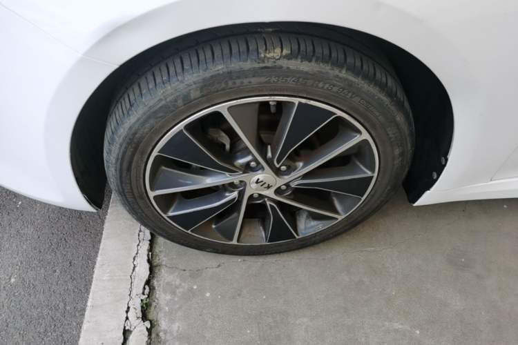 Used Kia K5 2016 2.0L Automatic LUX Left Front Wheel Hub